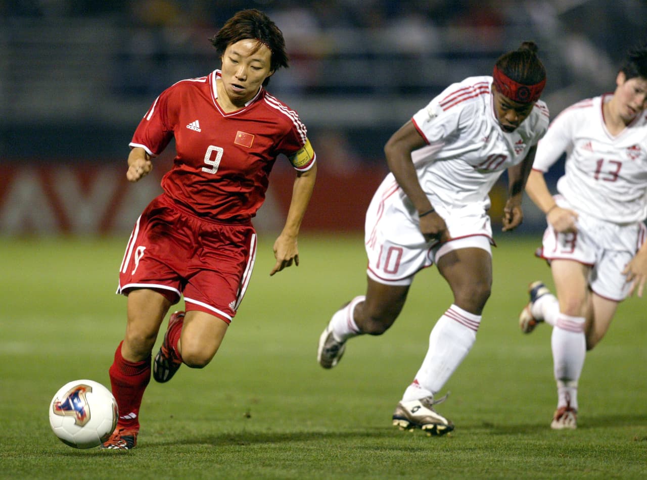 Sun Wen (China) - Comparte el reconocimiento de Mejor Jugadora del Siglo (2002) entregado por la FIFA con Michelle Akers. Cinco veces campeona de Asia, medalla de plata Olímpica, Balón de Oro y Bota de Oro del Mundial de 1999.
