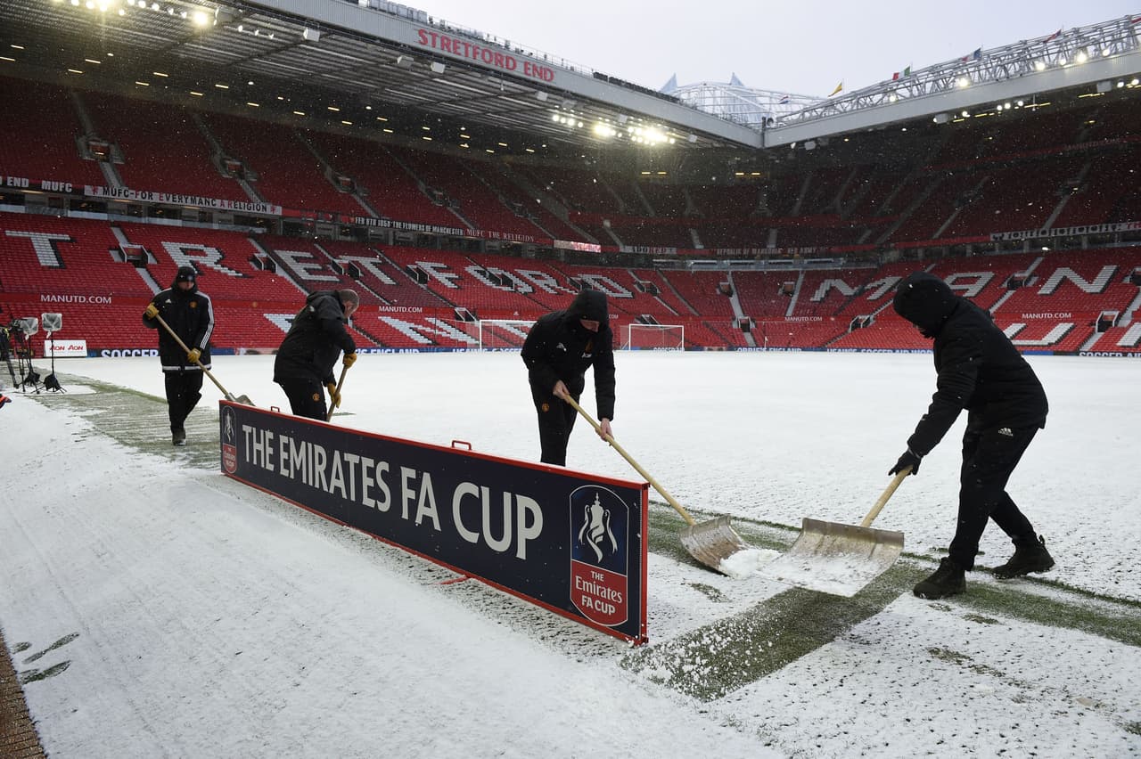Así recibió Old Trafford a los aficionados y jugadores de este partido, por lo que los encargados de su administración tuvieron que trabajar arduamente para tener el césped en condiciones para jugar.
