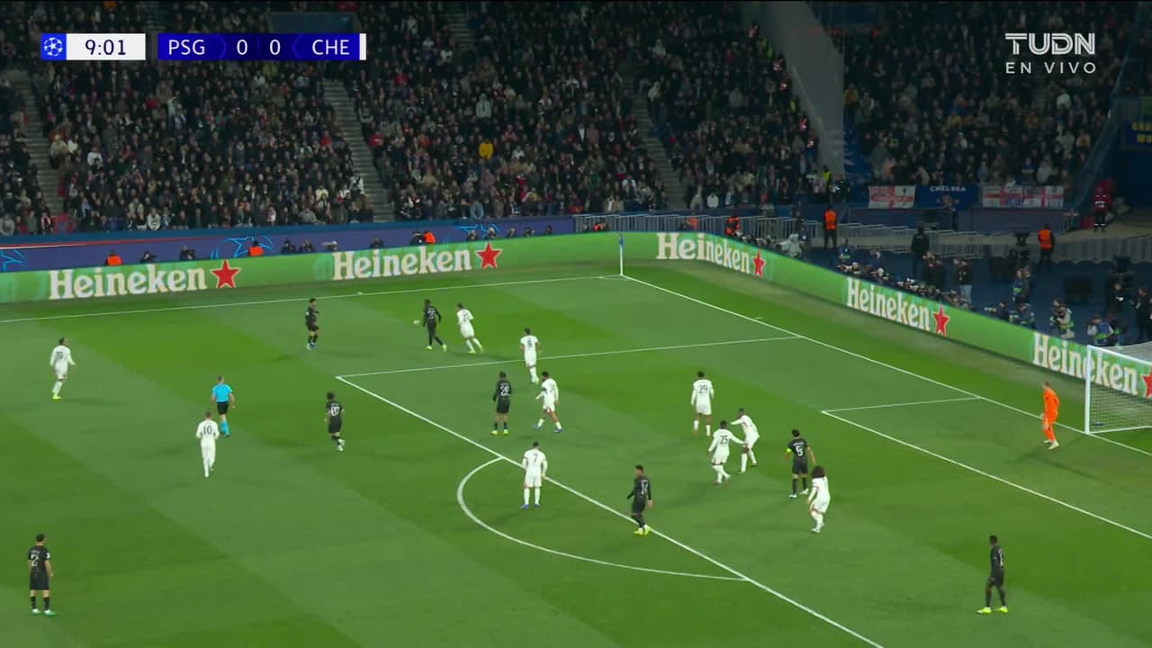 ¡GOL!  anota para Paris Saint-Germain. Bradley Barcola