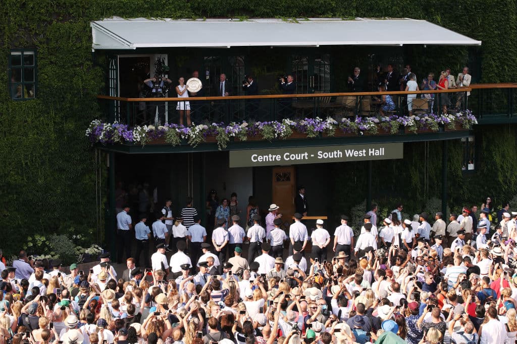 Angelique Kerber posa para el público y los fotógrafos con el título de campeona.