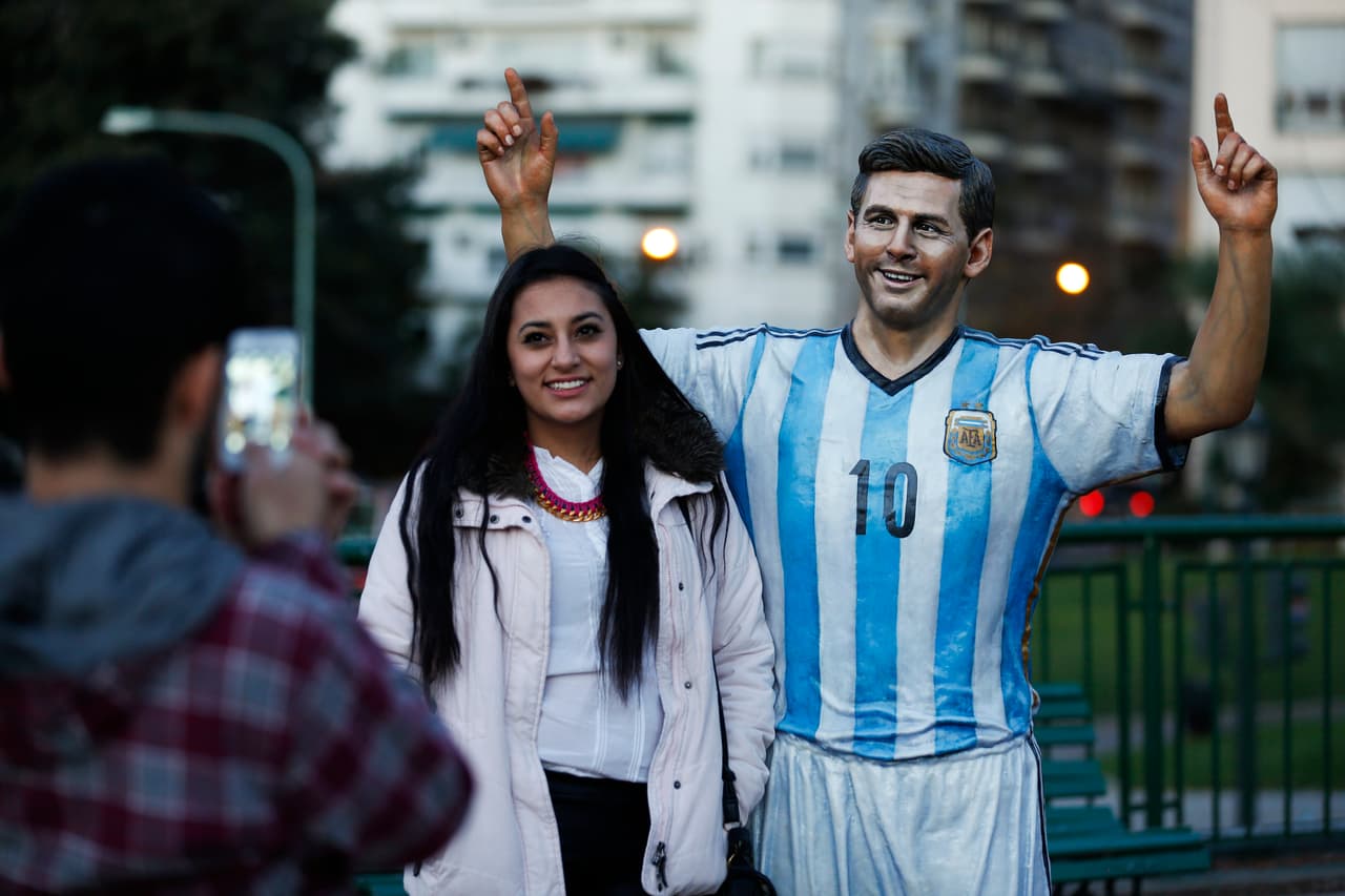 Junto a Maradona en el parque de Buenos Aires está la actual estrella del Barcelona y Argentina Lionel Messi.
