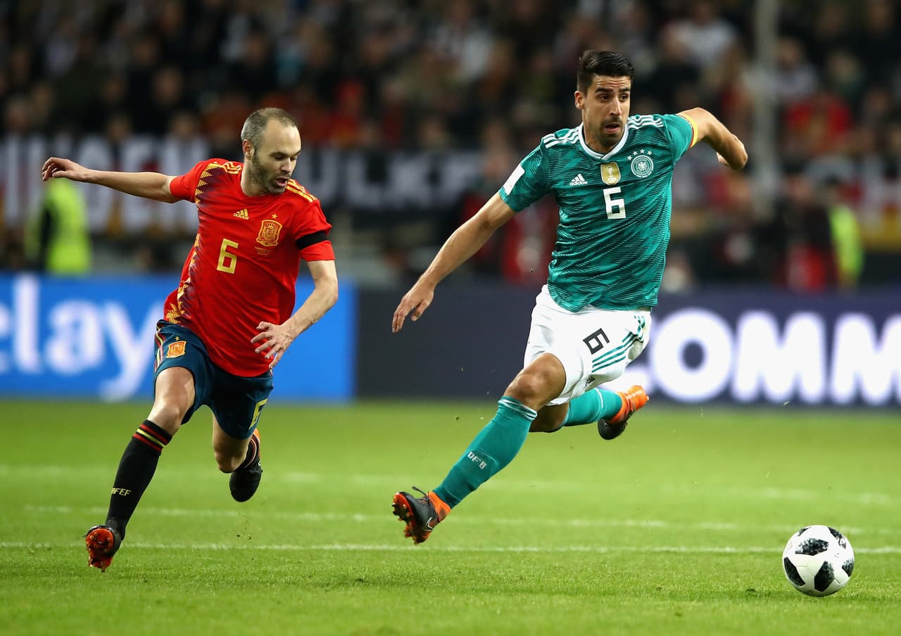 6-
<b>Sami Khedira (5)</b>. Se lo vio un poco lento para presionar y controlar el toque español en la mitad de la cancha. No tuvo revancha porque a los 51 salió lesionado tras un choque con Thiago Alcántara.