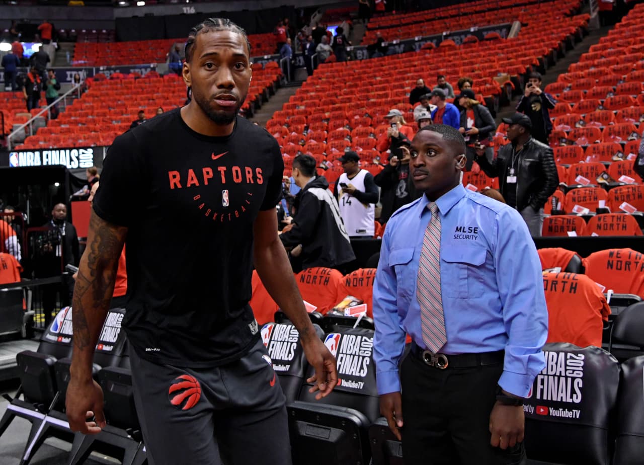 Con una inquebrantable fe de ver a su equipo campeón por primera vez, los aficionados de los Toronto Raptors se dejaron llegar de manera masiva a Scotiabank Arena para atestiguar historia. Aunque la duda se siembra ahora que está por regresar Kevin Durant para este Juego 5. Gran ambiente previo al quinto partido de las Finales de la NBA.