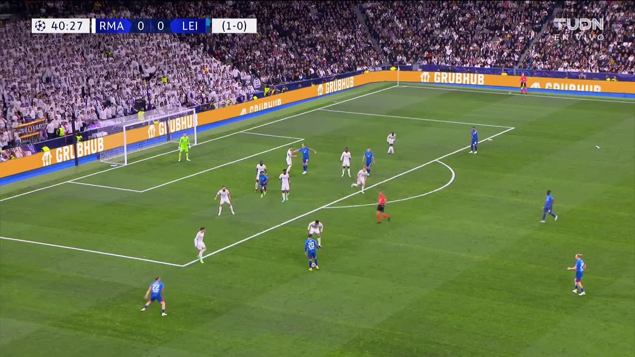 ¡TIRO ATAJADO! disparo por Xavi Simons.