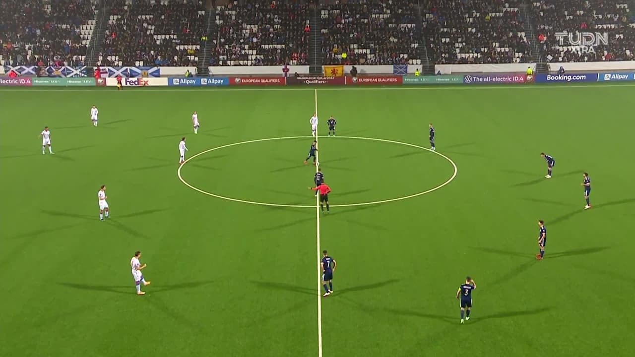 Arranca el partido y la pelota está en juego.