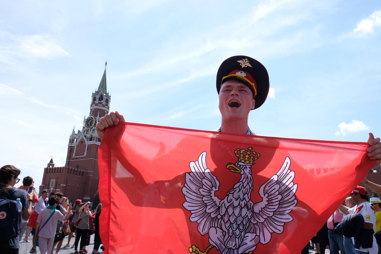 El colorido de los hinchas de Polonia y Senegal fue parte del paisaje en Moscú en medio del partido entre ambos seleccionados por el grupo H del Mundial de Rusia 2018.