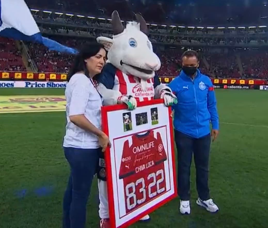 Chivas dice adiós a su mascota, tras 40 años, con emotivo homenaje