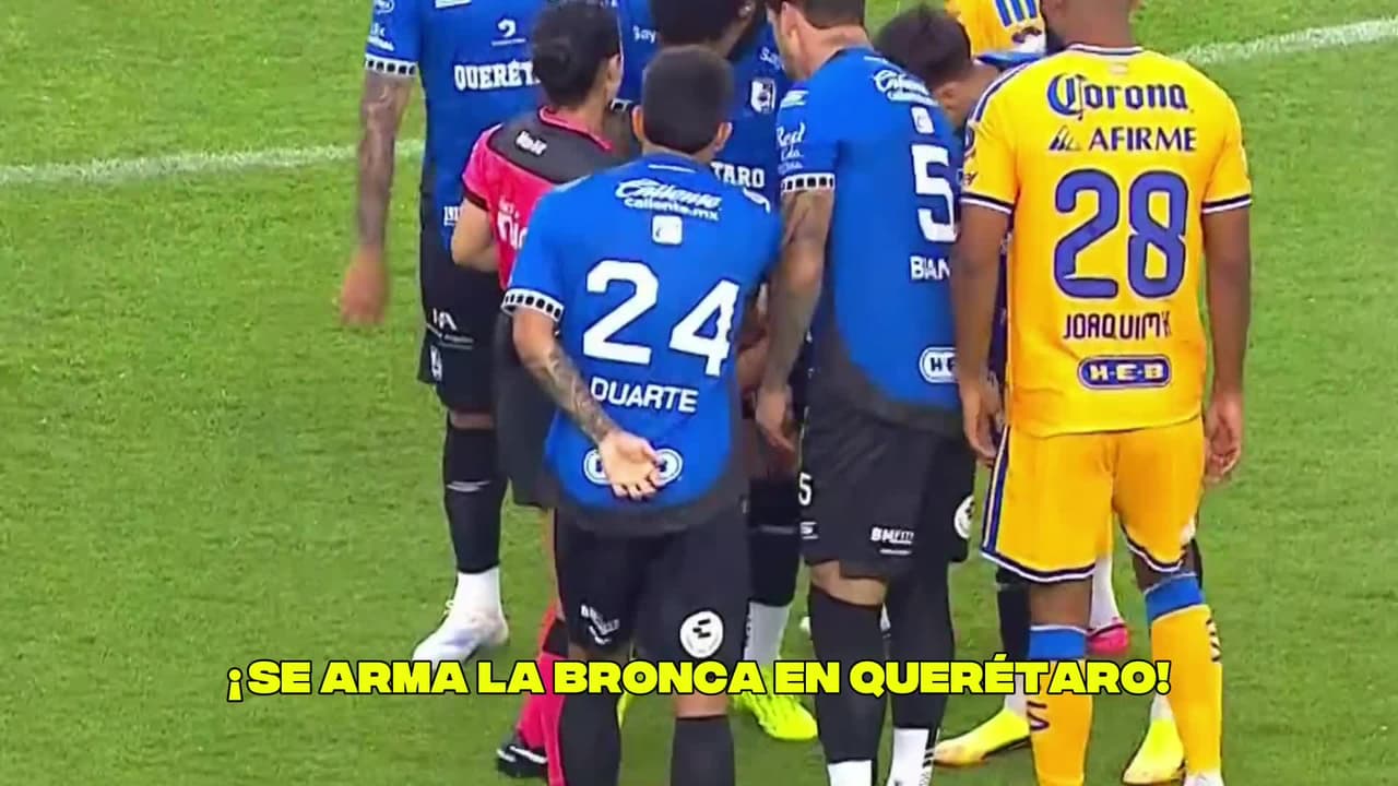 ¡Se arma la bronca! Los jugares de Querétaro se enfrascaron en una jugada inexplicable