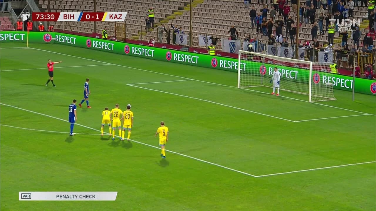 ¡GOL!  anota para Bosnia-Herzegovina. Miralem Pjanic