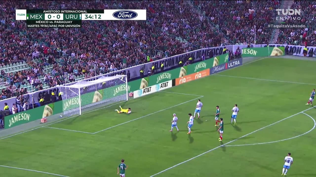 ¡TIRO ATAJADO! disparo por Raúl Jiménez.