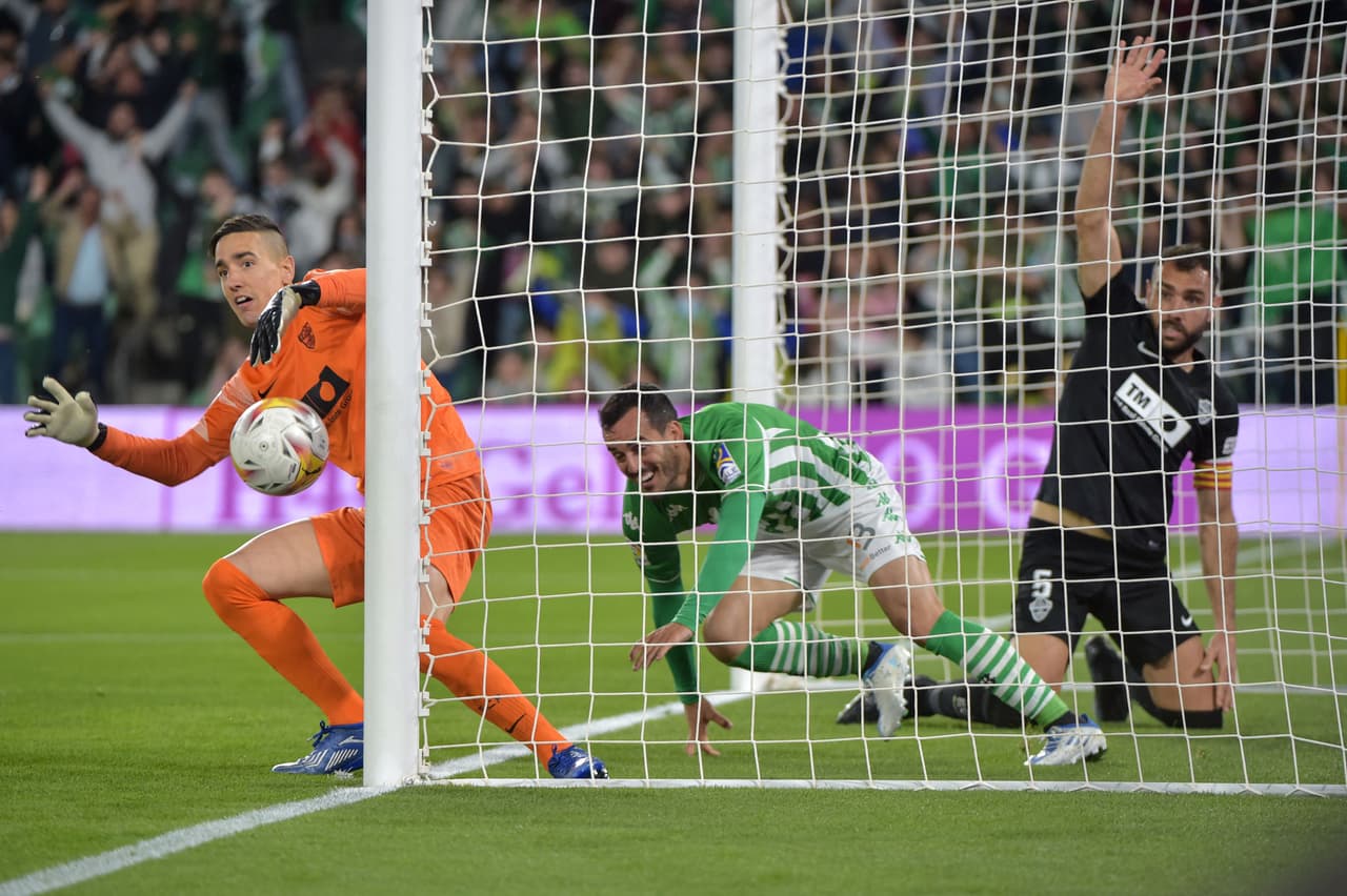 Betis perdió en casa contra Elche con Guardado en cancha y Lainez en tribuna; Mallorca de Javier Aguirre derrota al Alavés en duelo vital para no descender y Villarreal gana el derbi ante Valencia.