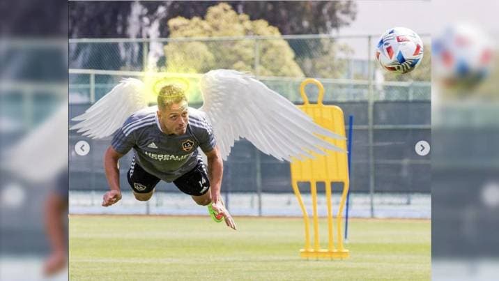 Chicharito en modo astronauta.