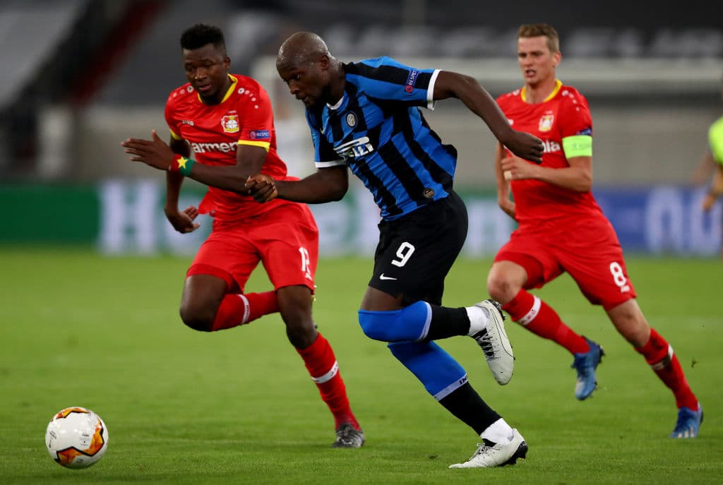 Arranca el partido, y el Inter de Milán se ve más cómodo en el partido y los que sufren son los del Leverkusen.