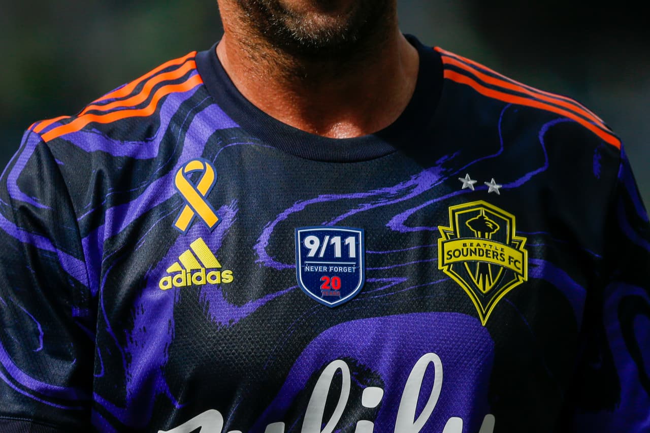 Como en el resto de los partidos del fin de semana, los equipos salieron a la cancha con un parche conmemorativo de los 20 años de los ataques del 11 de septiembre de 2001.
<br>