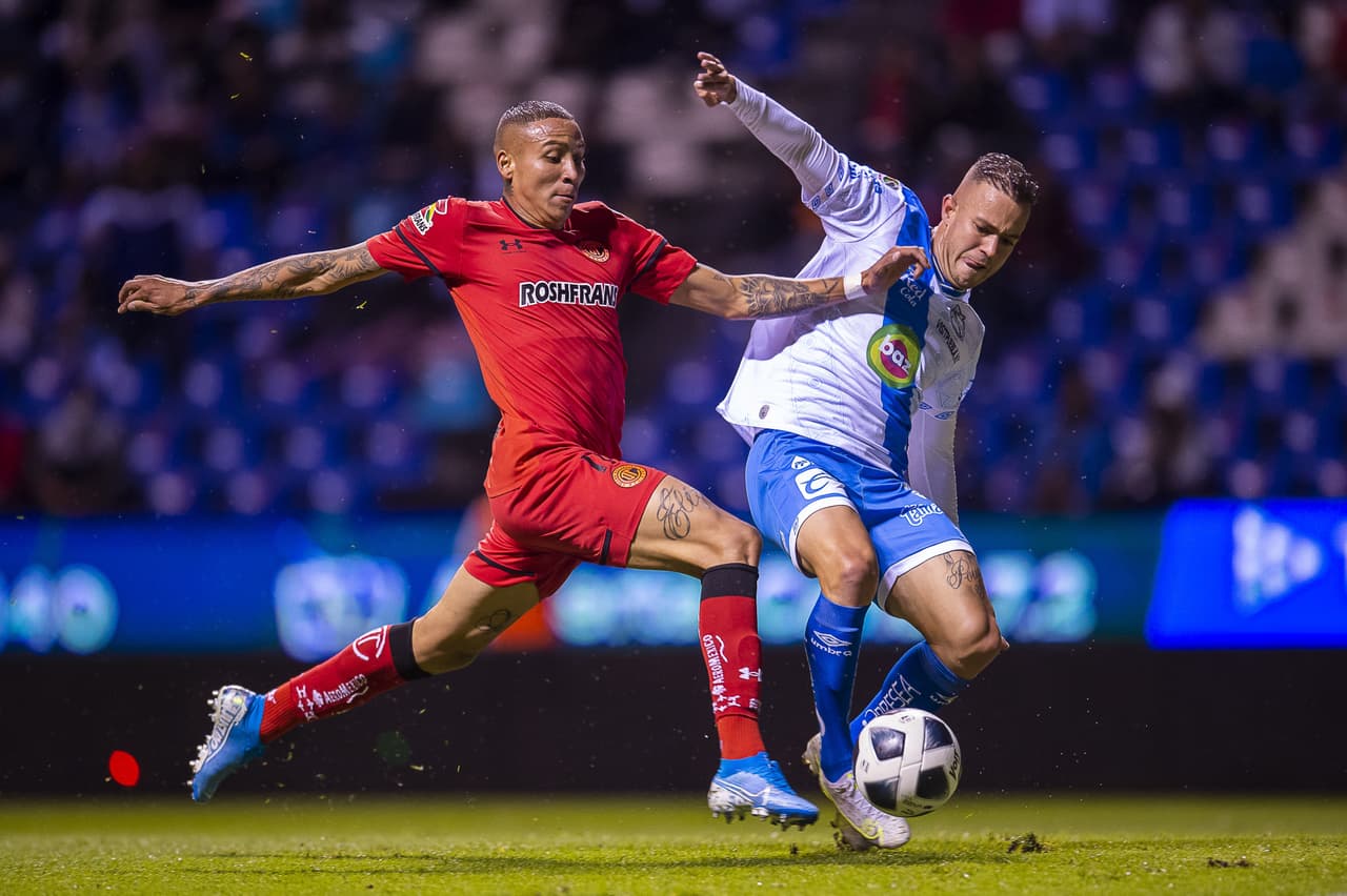 Desde los once pasos, Christian Tabó no perdona y anota el único tanto del encuentro dándole la victoria a Puebla 1-0 sobre Toluca.