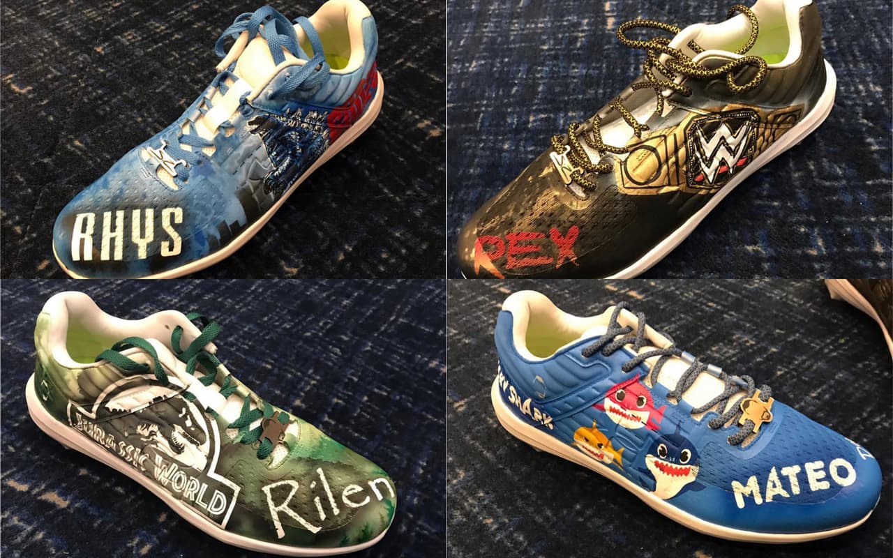 Los diseños de los zapatos especiales de Sergio Romo inspirados en sus hijos.