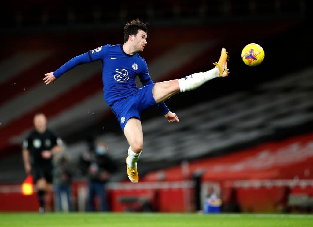 Lacazette (34’) abrió el marcador cobrando una pena máxima y Xhaka (44’) creció la diferencia antes del descanso. Saka (56’) hizo el tercero para sellar el triunfo y así cortar con una racha de cuatro partidos, en todas las competiciones, sin conocer la victoria. Abraham (85’) descontó hacia el final del juego.