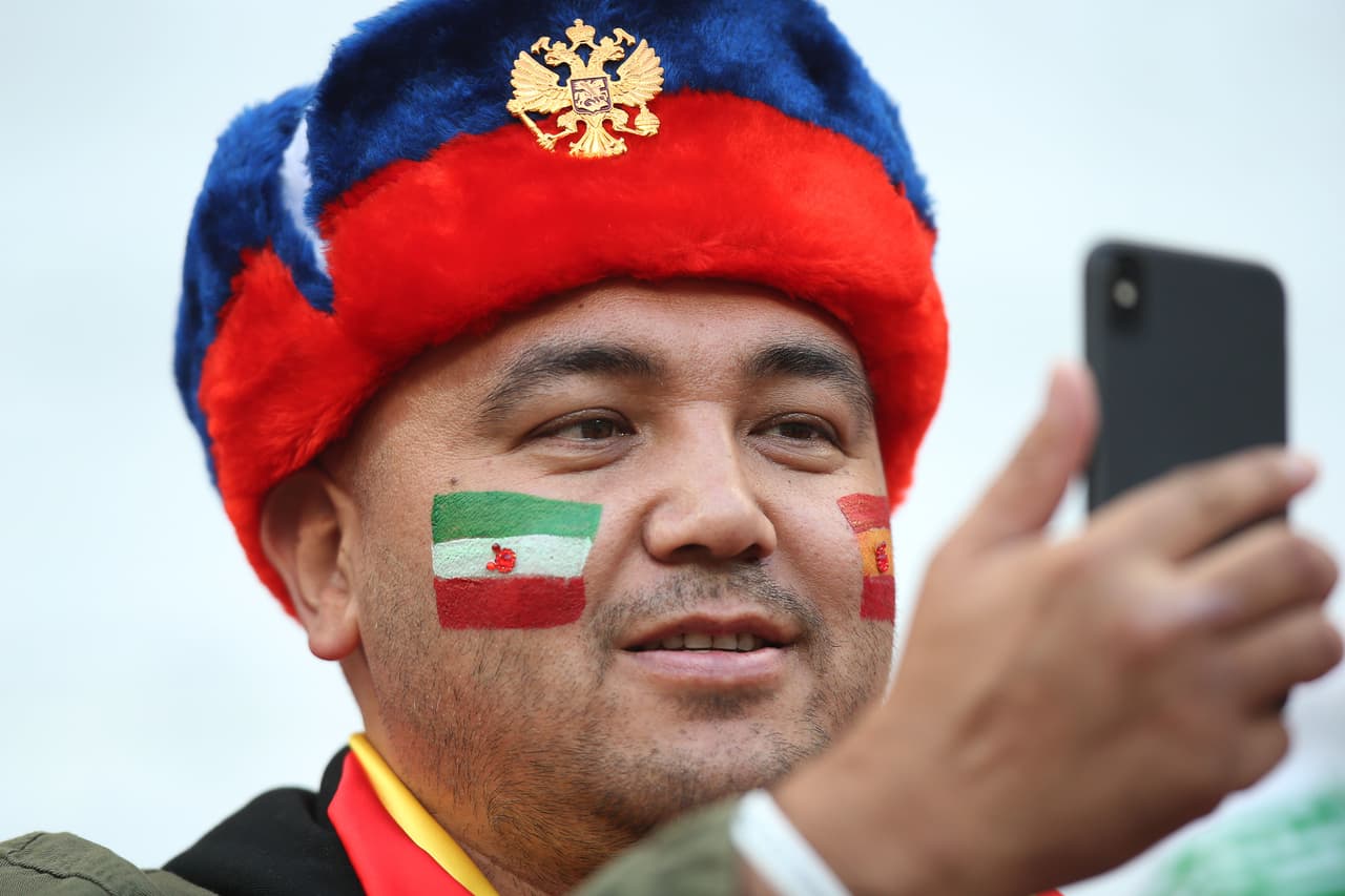 La pasión, alegría y colorido fueron expresados por los hinchas de España e Irán en medio del partido del grupo B entre ambas selecciones por el Mundial de Rusia 2018.