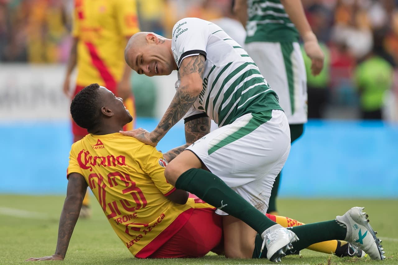 Morelia saltó al campo con un 4-4-2 mientras que Santos optó por un 4-3-3 más ofensivo.