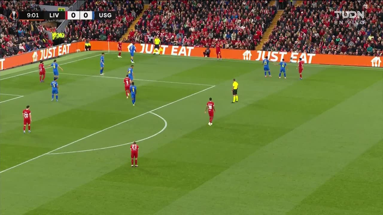 ¡TIRO ATAJADO! disparo por Ryan Gravenberch.