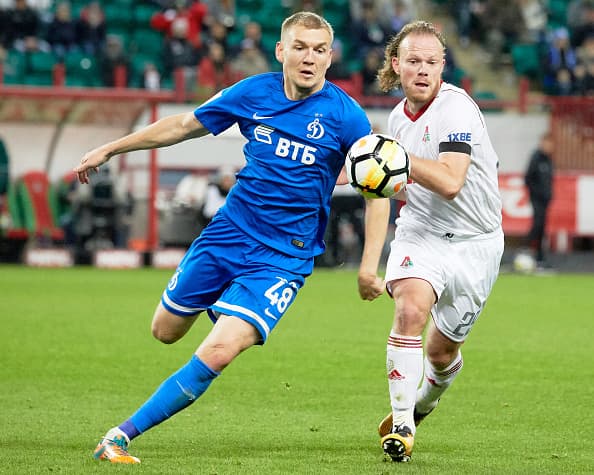 MOSCOW, RUSSIA - OCTOBER 01: Vitaliy Denisov of FC Lokomotiv Moscow vies for the ball with Yevgeni Lutsenko of FC Dinamo Moscow during the Russian Premier League match between FC Lokomotiv Moscow and FC Dinamo Moscow at Lokomotiv stadium on October 1, 2017 in Moscow, Russia. (Photo by Epsilon/Getty Images)