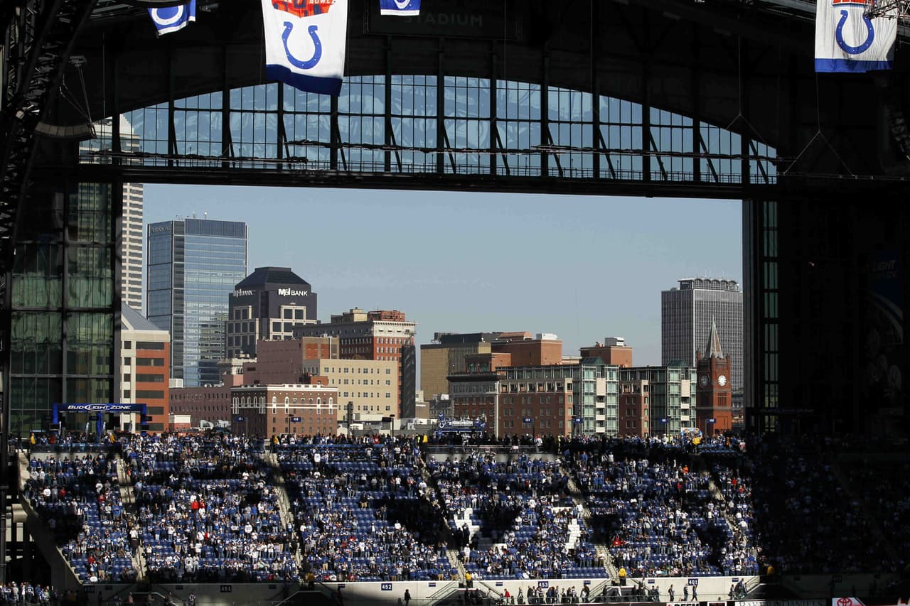 SUPER BOWL XLVI / Lucas Oil Stadium en Indianapolis La casa que Peyton Manning construyó se convirtió en una maldición para los Colts. Terrible año de 2 - 14 y el adiós de Peyton.