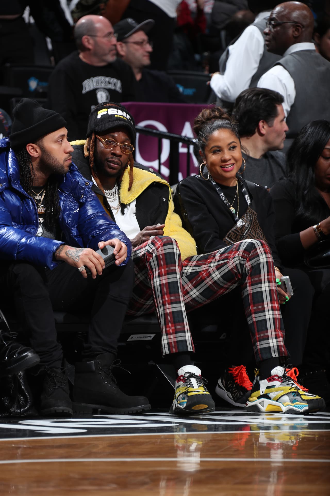 El rapero 2 Chainz llegó al Barclays Center de Brooklyn para ver el triunfo de los Nets por 101-85 ante los Spurs.