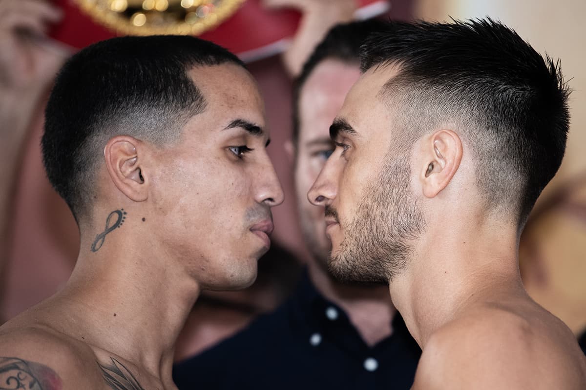 El campeón Emmanuel Rodríguez marcó 118 libras (izquierda), mientras el retador Jason Moloney tuvo 117.6 libras en la báscula.