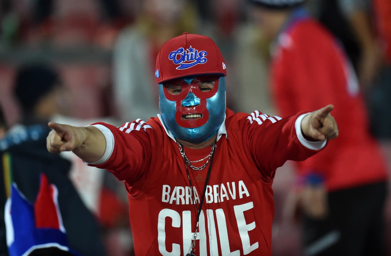 Las gradas tuvieron un duelo de enmascarados, por los chilenos tuvimos a uno con una máscara roja.