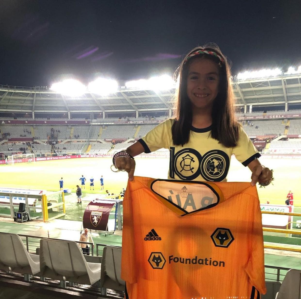 Raúl Jiménez regaló su playera a afición del América después del triunfo de Wolverhampton ante Torino.