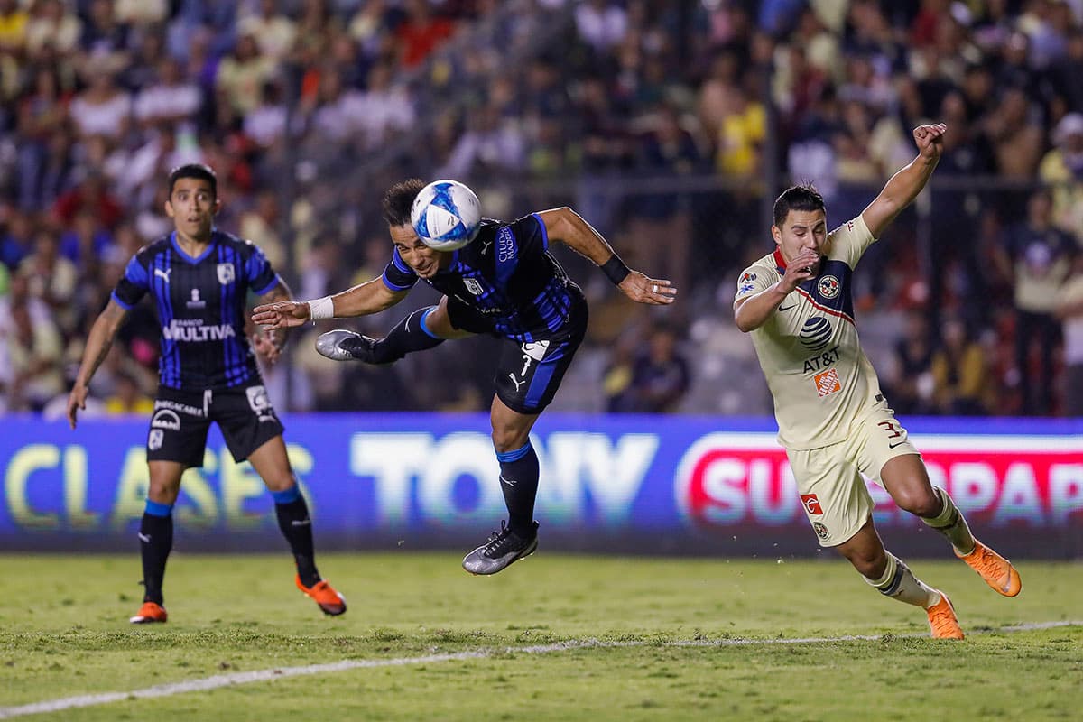 El delantero brasileño Camilo Sanvezzo (centro) anotó con este cabezazo el gol del empate para Querétaro, 1-1 contra América en el Estadio Corregidora.