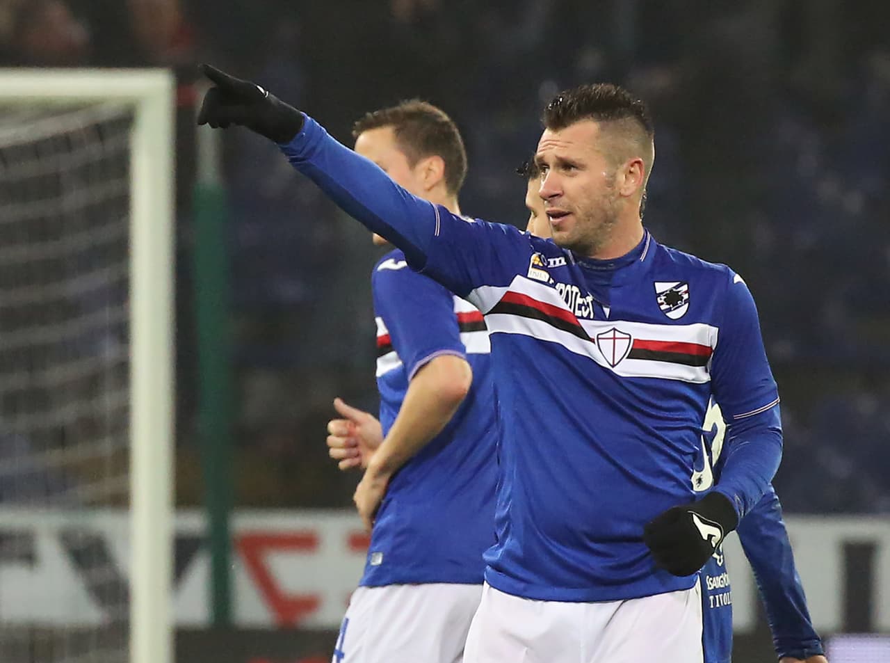 Antes de terminar su segunda temporada con Parma, que vivía la crisis económica que lo llevó a la cuarta división,
<i>La joya del viejo Bari </i>finalizó su contrato y firmó con la Sampdoria por 2 años.