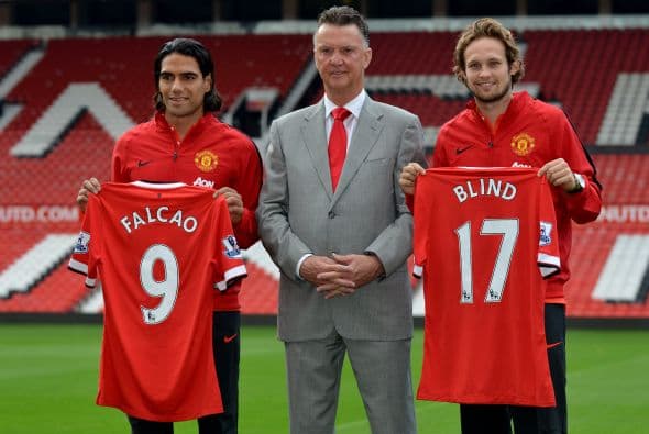 Van Gaal no puede mostrar quejas con la directiva pues le abrieron la cartera para darle forma a su proyecto, en total el conjunto inglés gastó alrededor de 250 millones de dólares en fichajes.