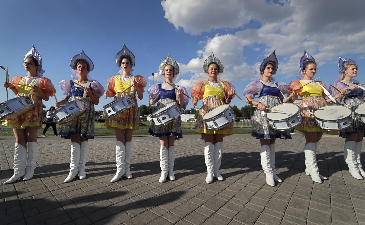 Moscow (Russian Federation), 27/06/2018.- Performers outside the stadium before the FIFA World Cup 2018 group E preliminary round soccer match between Serbia and Brazil in Moscow, Russia, 27 June 2018. (RESTRICTIONS APPLY: Editorial Use Only, not used in association with any commercial entity - Images must not be used in any form of alert service or push service of any kind including via mobile alert services, downloads to mobile devices or MMS messaging - Images must appear as still images and must not emulate match action video footage - No alteration is made to, and no text or image is superimposed over, any published image which: (a) intentionally obscures or removes a sponsor identification image; or (b) adds or overlays the commercial identification of any third party which is not officially associated with the FIFA World Cup) (Mundial de Fútbol, Brasil, Moscú, Rusia) EFE/EPA/YURI KOCHETKOV EDITORIAL USE ONLY