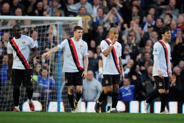 Los defensores visitante no lo podían creer y se reclamaban unos a otros.