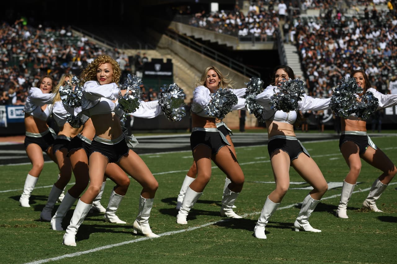 La belleza de las porristas fue uno de los ingredientes que disfrutaron los espectadores en el Oakland-Alameda County Coliseum.