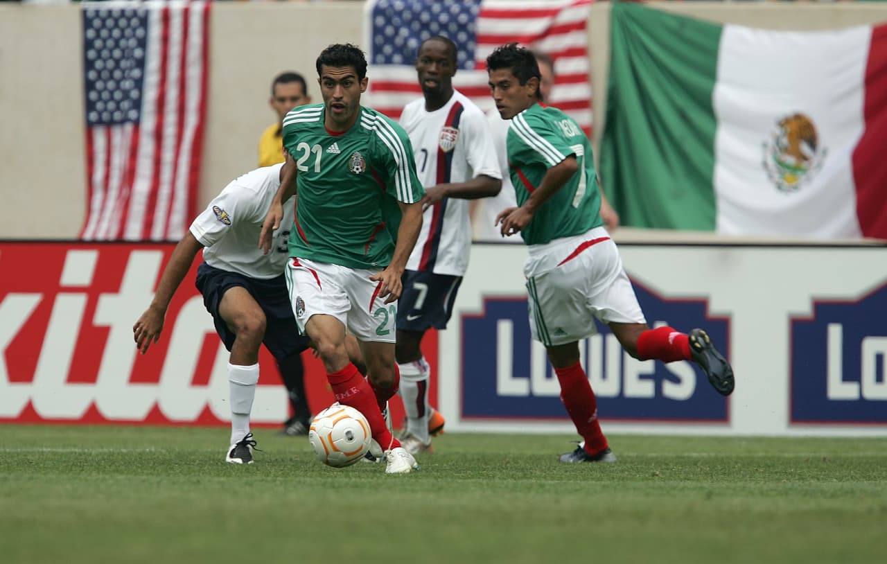 Costó mucho convencerlo para jugar por México: Hugo Sánchez lo hizo en el 2007 y lo puso a jugar Copa Oro y Copa América. Así se descartaba que Castillo pudiese ser convocado por Grecia o por Uruguay.