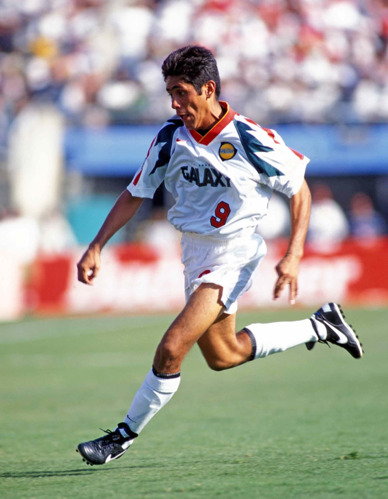 Usaba el número nueve en la camiseta tanto como guardameta como delantero.