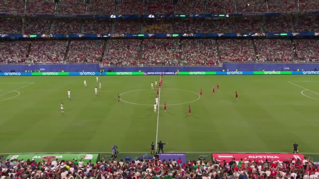 Arranca el partido y la pelota está en juego.