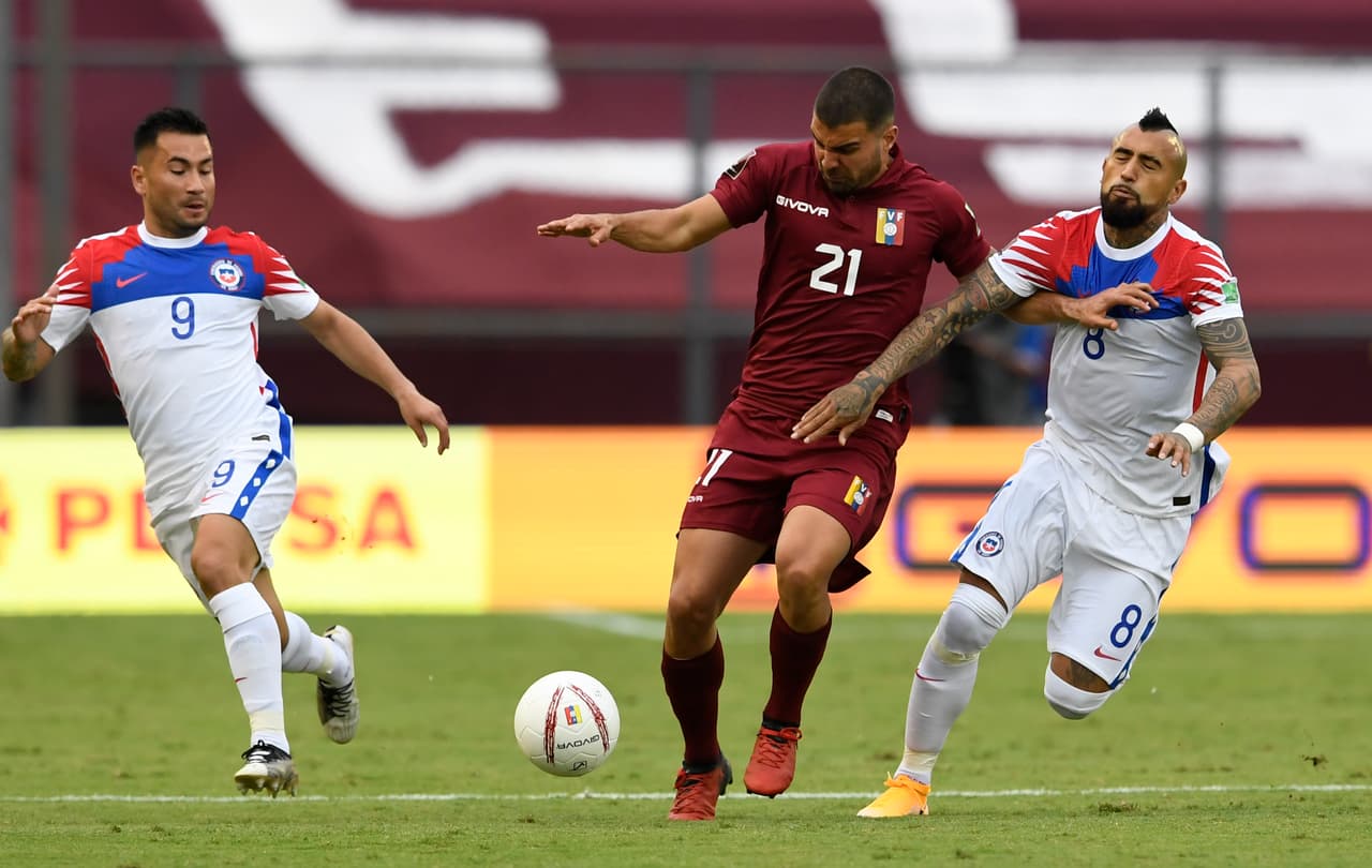 La vinotinto da el campanazo frente a Chile y consiguen sus primeros tres puntos al derrotar 2-1 a los chilenos.