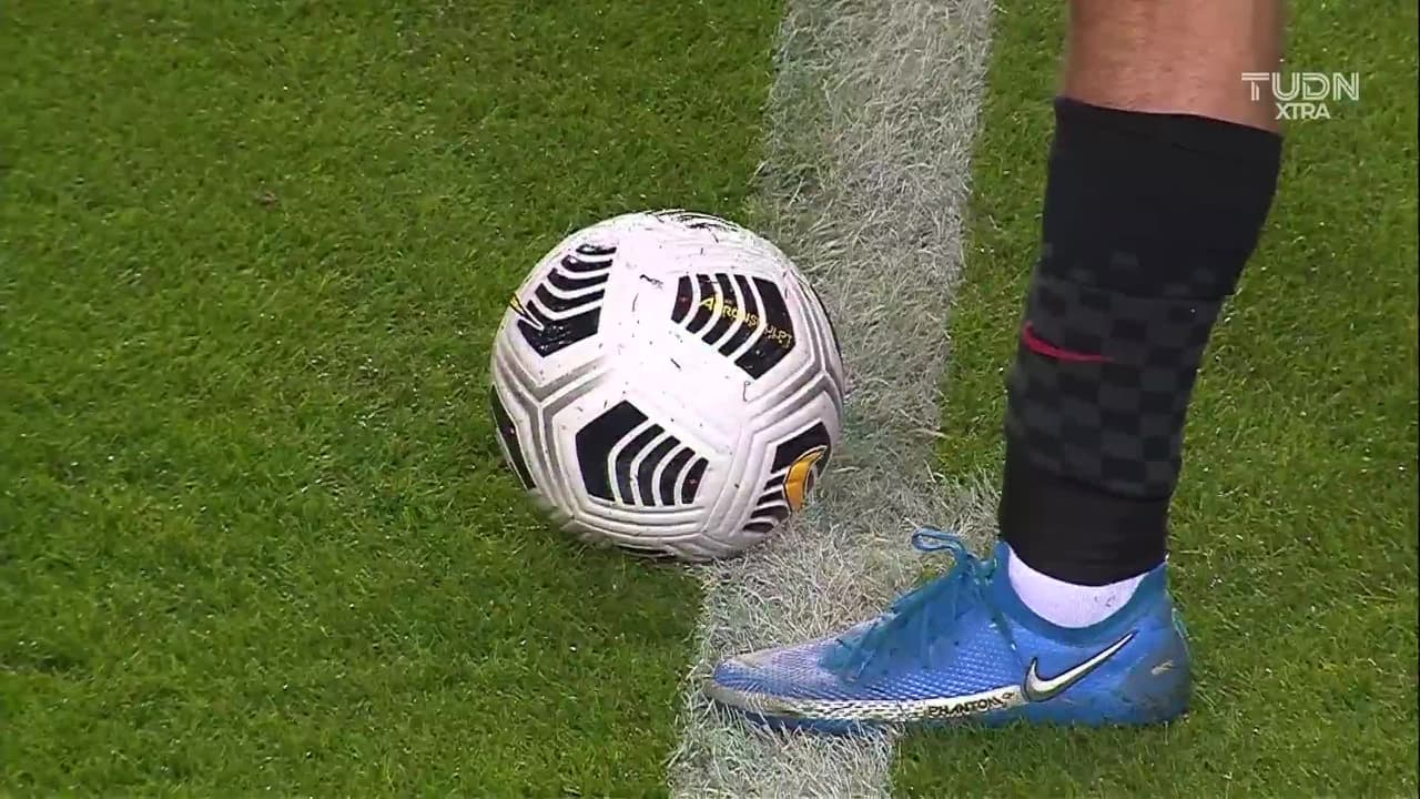 Arranca el partido y la pelota está en juego.