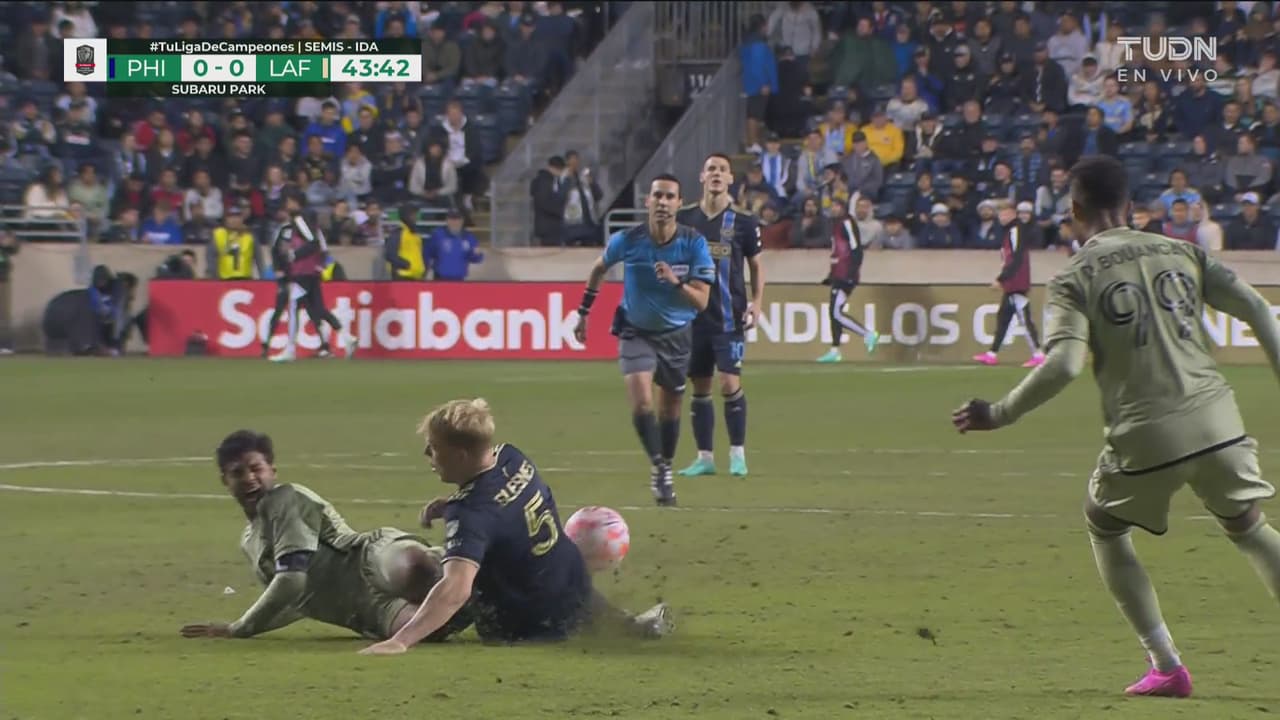 ¡A Vela no! Glesnes le deja la rodilla a Vela que sale muy tocado