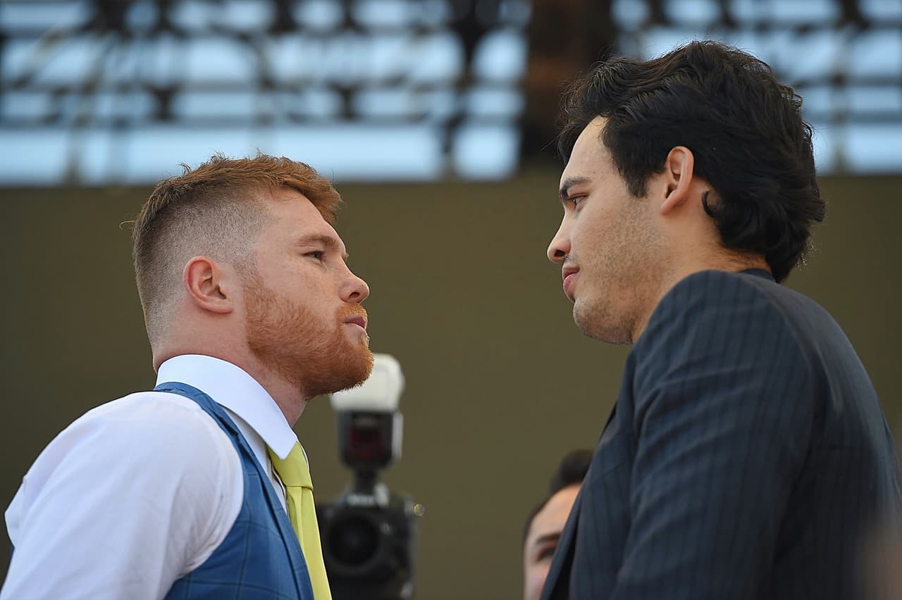 Saúl ‘Canelo’ Álvarez y Julio César Chávez Jr. se vieron por primera vez las caras en México rumbo al próximo combate que sostendrán el próximo 6 de mayo en Las Vegas.