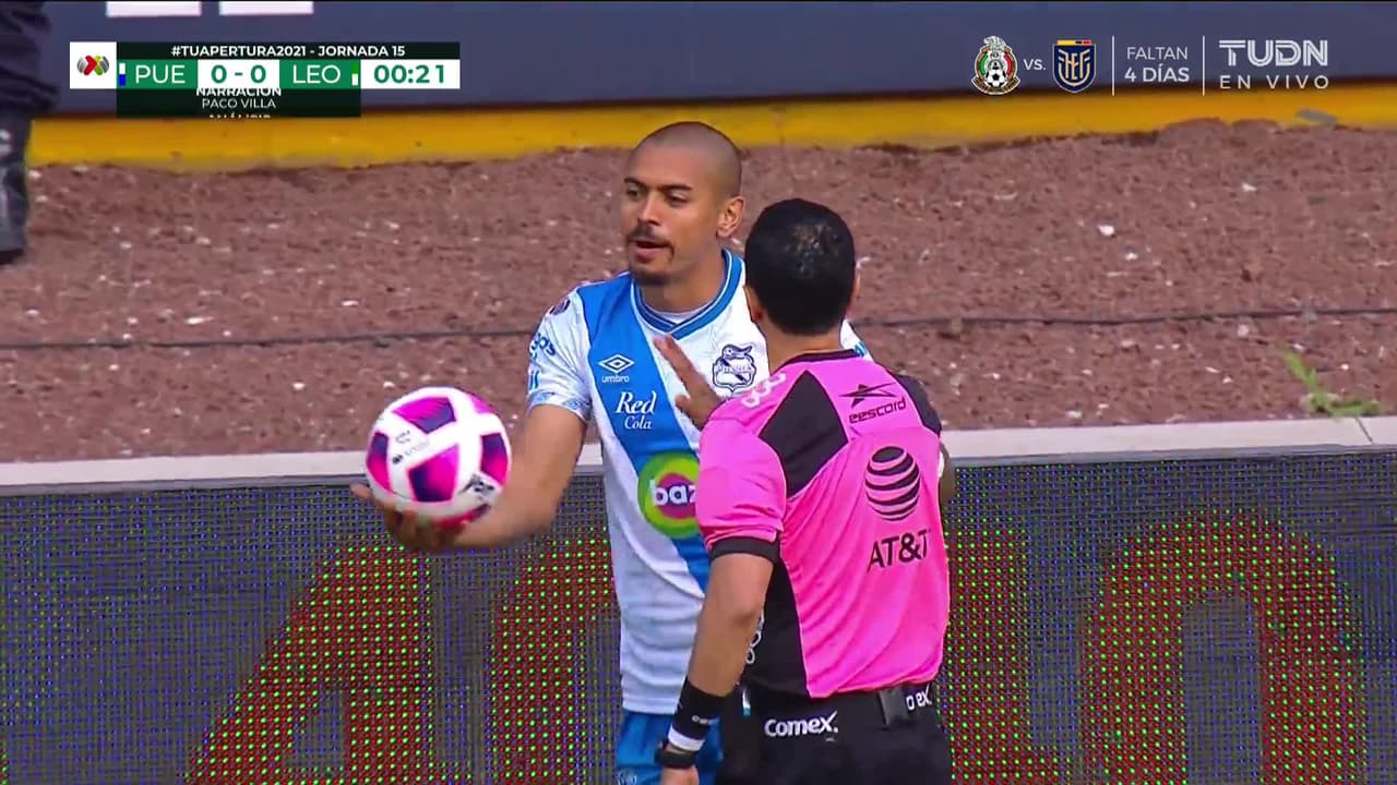 Arranca el partido y la pelota está en juego.