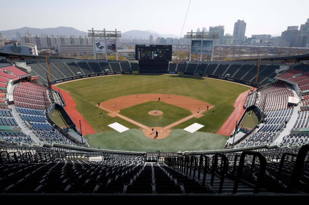 Las gradas vacías como medida de prevención del coronavirus durante un juego de práctica del equipo de beisbol LG Twins en Seúl, Corea del Sur, el domingo 5 de abril de 2020.