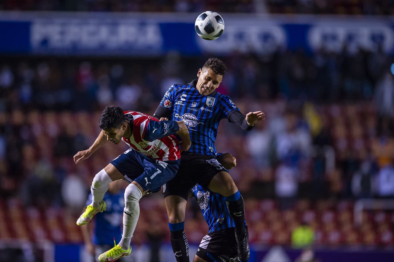 Jonathan Dos Santos es el héroe de la noche, ya que su solitario gol le da un valioso triunfo a Querétaro 1-0 sobre las Chivas.