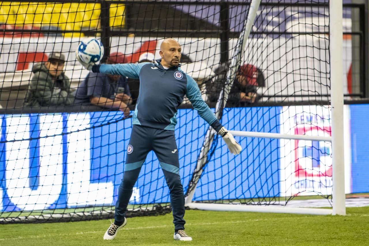 El Conejo calentaba en el Estadio Azteca