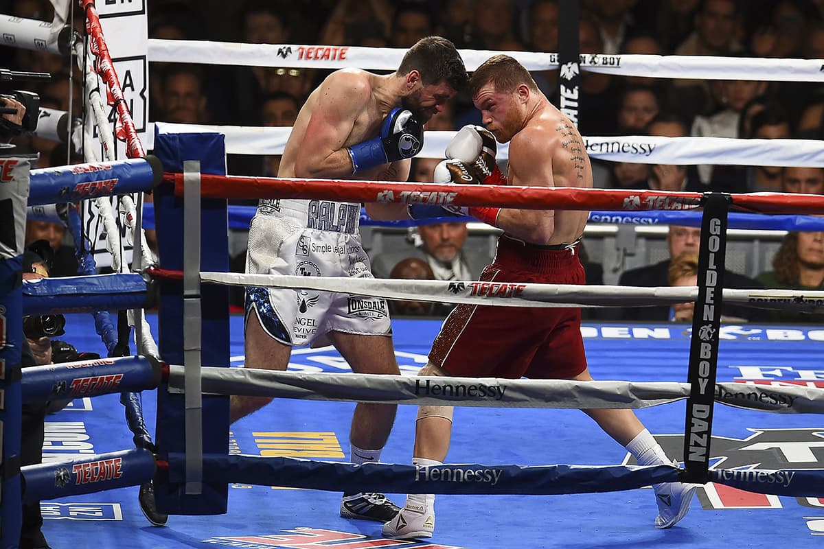 En el tercer asalto, Canelo siguió su intenso ataque al británico Rocky Fielding quien hizo lo que pudo para resistir los golpes.