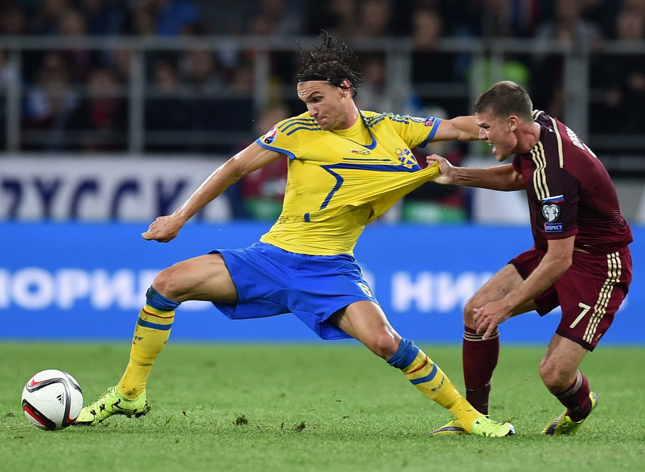Denisov marca a Ibrahimovic en el Rusia'Suecia.