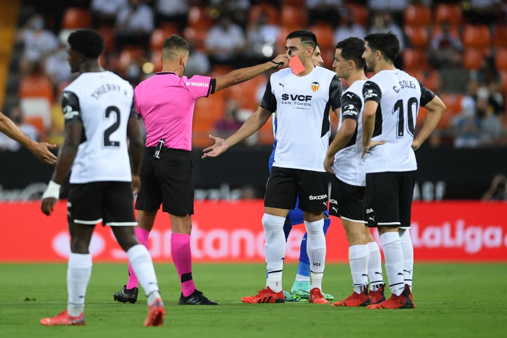 El solitario gol de Carlos Soler desde los once pasos le da la victoria 1-0 a Valencia sobre Getafe.